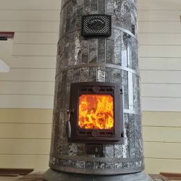 Отопительная печь Сударыня в облицовке из Амфиболита